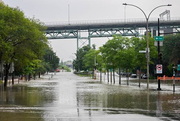 Kanada, Rohbruch sorgt für Überschwemmung in Montreal August 16, 2024, Montreal, Pq, Canada: A flooded street is shown following a watermain break in Montreal, Friday, August 16, 2024, causing flooding in several streets of the area. Montreal Canada  - ZUMAc35_ 20240816_zaf_c35_012 Copyright: xGrahamxHughesx