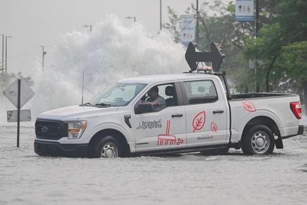 Kanada, Rohbruch sorgt für Überschwemmung in Montreal August 16, 2024, Montreal, Pq, Canada: A city vehicle navigates a flooded street next to a geyser caused by a broken watermain in Montreal, Friday, August 16, 2024, causing flooding in several streets of the area. Montreal Canada  - ZUMAc35_ 20240816_zaf_c35_015 Copyright: xGrahamxHughesx