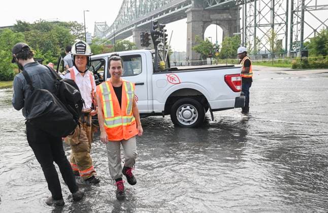 Kanada, Rohbruch sorgt für Überschwemmung in Montreal August 16, 2024, Montreal, Pq, Canada: Montreal Mayor Valerie Plante walks along a flooded street near a geyser caused by a broken watermain in Montreal, Friday, August 16, 2024, causing flooding in several streets of the area. Montreal Canada  - ZUMAc35_ 20240816_zaf_c35_017 Copyright: xGrahamxHughesx