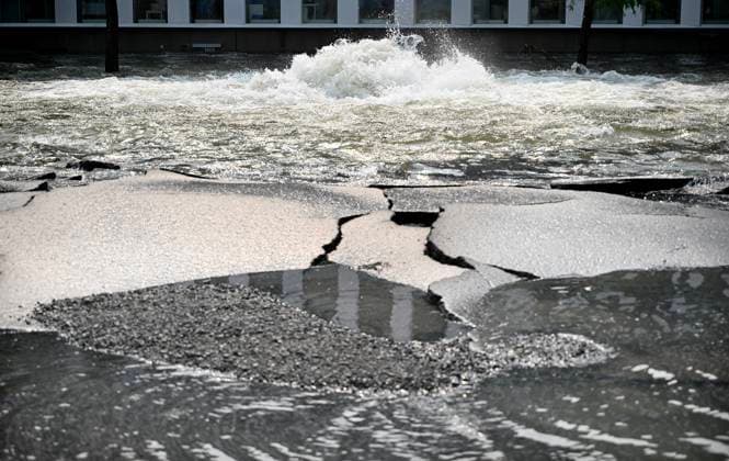 Kanada, Rohbruch sorgt für Überschwemmung in Montreal August 16, 2024, Montreal, Pq, Canada: Cracked asphalt is shown next to a broken watermain on a street in Montreal, Friday, August 16, 2024, causing flooding in several streets of the area. Montreal Canada  - ZUMAc35_ 20240816_zaf_c35_018 Copyright: xGrahamxHughesx