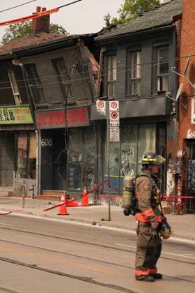 Kanada, Häuser kurz vor Einsturz in Toronto August 16, 2024, Toronto, On, CANADA: Emergency services attend the scene as structural faults cause a two-story building to lean over a side walk in downtown Toronto on Friday August 16, 2024. Toronto Fire Services say the two-storey building downtown has been evacuated and warns it risks collapsing after its roof was compromised. Toronto CANADA  - ZUMAc35_ 20240816_zaf_c35_031 Copyright: xChrisxYoungx