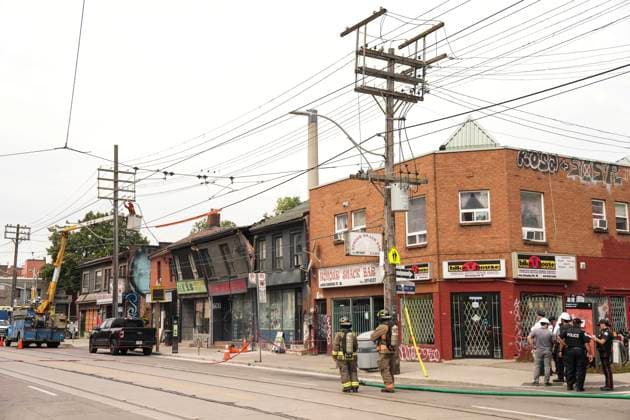 Kanada, Häuser kurz vor Einsturz in Toronto August 16, 2024, Toronto, On, CANADA: Emergency services attend the scene as structural faults cause a two-story building to lean over a side walk in downtown Toronto on Friday August 16, 2024. Toronto Fire Services say the two-storey building downtown has been evacuated and warns it risks collapsing after its roof was compromised. Toronto CANADA  - ZUMAc35_ 20240816_zaf_c35_033 Copyright: xChrisxYoungx