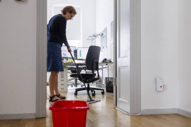 Eine Frau reinigt ein Buero in Berlin, 08.08.2024. Berlin Deutschland *** A woman cleans an office in Berlin, 08 08 2024 Berlin Germany Copyright: xKiraxHofmann photothek.dex