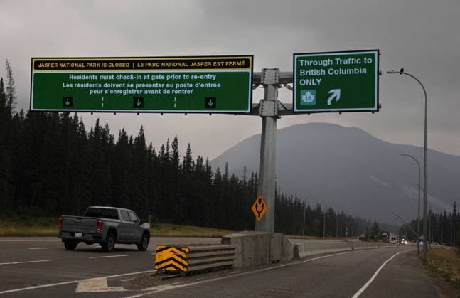 Kanada, Waldbrände in Alberta August 16, 2024, Jasper, Ab, CANADA: Traffic heads into Jasper, Alberta, on the first day residents are able to visit their properties on Friday August 16, 2024. Wildfire caused evacuations and widespread damage in the National Park and Jasper townsite. Jasper CANADA  - ZUMAc35_ 20240816_zaf_c35_053 Copyright: xAmberxBrackenx