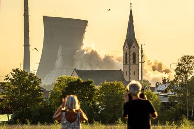 Bilder des Jahres 2024, News 08 August News Themen der Woche KW33 News Bilder des Tages Bayern, Sperrung der Kühltürme des Kernkraftwerks in Grafenrheinfeld Sprengung der Kühltürme des stillgelegten Kernkraftwerks Grafenrheinfeld, 16. August 2024 Deutschland, Grafenrheinfeld, 16. August 2024, Sprengung der Kühltürme des stillgelegten Kernkraftwerks Grafenrheinfeld, am Freitabend um 19:55 Uhr werden beide Kühltürme innerhalb von nur 30 Sekunden gesprengt, Turm rechts schon eine einzige Staubwolke, davor katholische Pfarrkirche St. Jakobus in Röthlein, Kühltürme waren jahrzehntelang Wahrzeichen der Region, das Kernkraftwerk selber ist bereits 2015 stillgelegt worden, war von 1982 bis 2015 am Netz, Symbolfoto Ende der Kernkraft, Atomkraft, Rückbau, Grafenrheinfeld liegt bei Schweinfurt, Bayern *** Blasting of the cooling towers of the decommissioned Grafenrheinfeld nuclear power plant, A