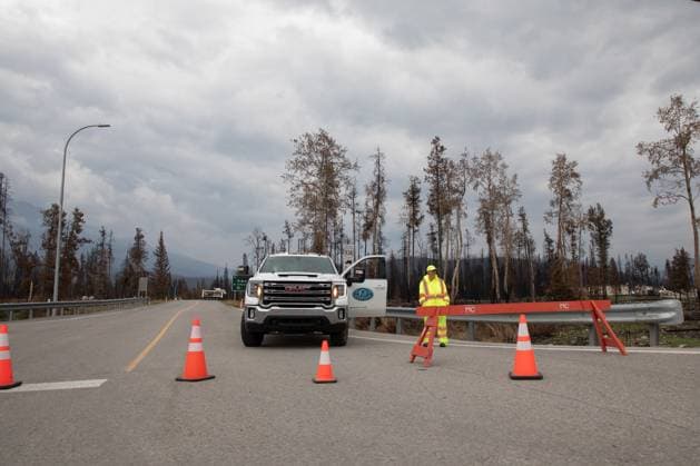 Kanada, Waldbrände in Alberta August 16, 2024, Jasper, Ab, CANADA: A contractor controls access to other parts of the park in Jasper, Alberta, on Friday August 16, 2024. Wildfire caused evacuations and widespread damage in the National Park and Jasper townsite. Jasper CANADA  - ZUMAc35_ 20240816_zaf_c35_068 Copyright: xAmberxBrackenx