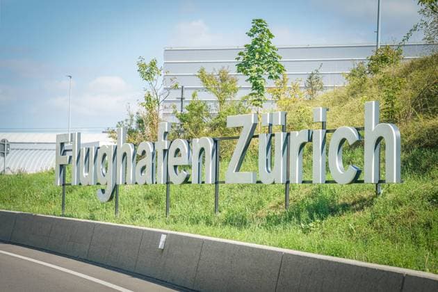 Flughafen Zürich, Zurich Airport, ZRH, Flughafen Kloten, Drehkreuz, Schweizer Luftfahrt, Internationale Flüge, Ankunft, Abflug, Gepäckabfertigung, Zollkontrolle, Passkontrolle, Terminal, Swiss International Air Lines, Luftverkehr, Flughafentransfer, Parken, Duty-Free, Shopping, Information, Check-in, Lounges, Sicherheitskontrolle, Verkehrsanbindung, Shuttle, Flugplan, Infrastruktur, Gates, Bahnhof. Symbolbild *** Zurich Airport, ZRH, Kloten Airport, hub, Swiss aviation, international flights, arrivals, departures, baggage handling, customs control, passport control, terminal, Swiss International Air Lines, air traffic, airport transfer, parking, duty free, shopping, information, check in, lounges, security control, transport connecti Copyright: xJoeranxSteinsiekx