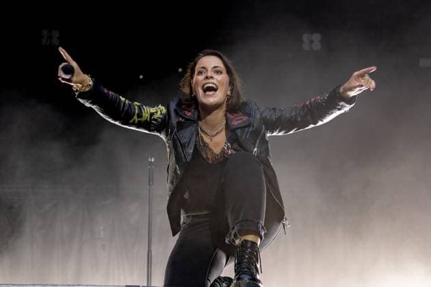 Bilder des Jahres 2024, Entertainment 08 August Entertainment Themen der Woche KW33 Entertainment Bilder des Tages Silbermond - Kunst!Rasen Bonn Gronau 2024 - 17.08.2024 Stefanie KLOß (Gesang) von der deutschen Pop Rock Band SILBERMOND beim Live Auftritt auf der Kunst!Rasen Bühne - Der Kunst!Rasen in Bonn Gronau ist eine beliebte Sommer Open Air Konzertreihe am Rande der Rheinaue am Bonner Rheinufer. 17.08.2024 Bonn Gronau Nordrhein-Westfalen Deutschland *** Silbermond Kunst Rasen Bonn Gronau 2024 17 08 2024 Stefanie KLOß Gesang from the German pop rock band SILBERMOND performing live on the Kunst Rasen stage The Kunst Rasen in Bonn Gronau is a popular summer open air concert series on the edge of the Rheinaue on the banks of the Rhine in Bonn 17 08 2024 Bonn Gronau North Rhine-Westphalia Germany Copyright: xBonn.digitalx xMarcxJohnx