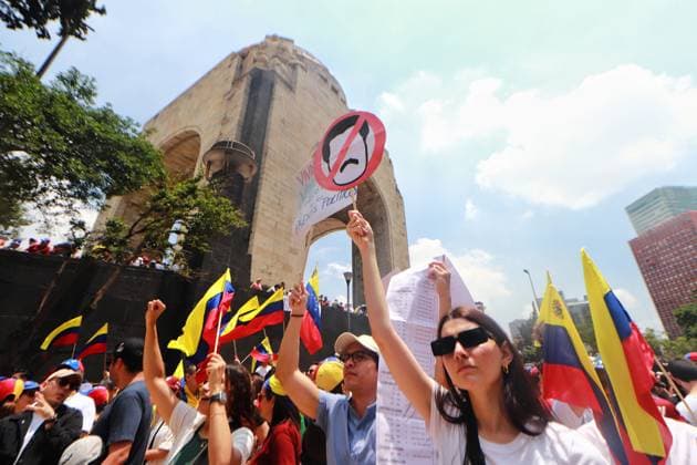 Venezuelans taking part during a demonstration at the Monumento a la Revolucion in Mexico City, to demonstrate against the regime of Nicolas Maduro and show support for the candidate Edmundo Gonzalez in the last elections in Venezuela. Persons around the word join the great worldwide protest against Nicolas Maduro. Mexico City Mexico - ZUMAe321 20240817_zia_e321_077 Copyright: xCarlosxSantiagox