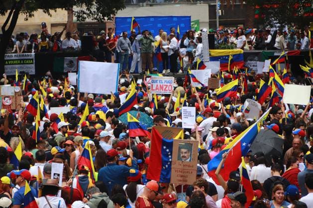 Venezuelans taking part during a demonstration at the Monumento a la Revolucion in Mexico City, to demonstrate against the regime of Nicolas Maduro and show support for the candidate Edmundo Gonzalez in the last elections in Venezuela. Persons around the word join the great worldwide protest against Nicolas Maduro. Mexico City Mexico - ZUMAe321 20240817_zia_e321_082 Copyright: xCarlosxSantiagox
