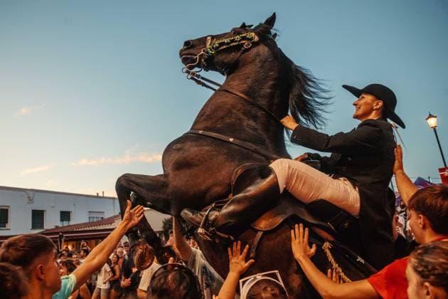Bilder des Jahres 2024, News 08 August News Themen der Woche KW33 News Bilder des Tages August 17, 2024, Sant Climent, Balearic Islands, Spain: A caixer (horse rider) rears up on his horse surrounded by a cheering crowd during the traditional Jaleo at the Sant Climent Festival Sant Climent Spain - ZUMAo105 20240817_fap_o105_025 Copyright: xMatthiasxOesterlex