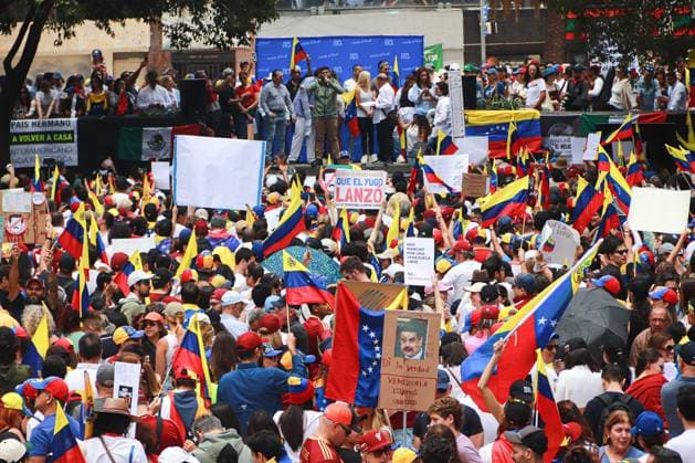 Venezuelans in Mexico Join the Great Worldwide Protest Venezuelans taking part during a demonstration at the Monumento a la Revolucion in Mexico City, to demonstrate against the regime of Nicolas Maduro and show support for the candidate Edmundo Gonzalez in the last elections in Venezuela. Persons around the word join the great worldwide protest against Nicolas Maduro. on August 17, 2024 in Mexico City, Mexico. Mexico City CDMX Mexico Copyright: xCarlosxSantiagox