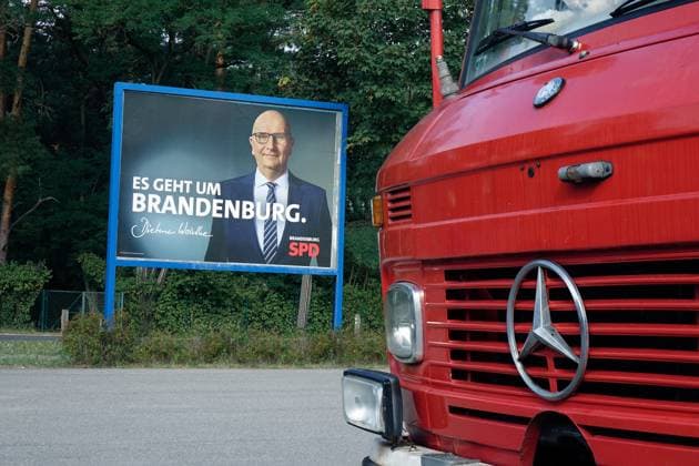 Wahlplakat der SPD mit Dietmar Woidke und Feuerwehr Wahlplakat der SPD mit Dietmar Woidke und Feuerwehr, 17.08.2024, Borkwalde, Brandenburg, Vor einem Wahlkplakat der SPD mit Dietmar Woidke befindet sich eine Feuerwehr. *** Election poster of the SPD with Dietmar Woidke and fire department Election poster of the SPD with Dietmar Woidke and fire department, 17 08 2024, Borkwalde, Brandenburg, In front of an election poster of the SPD with Dietmar Woidke is a fire department