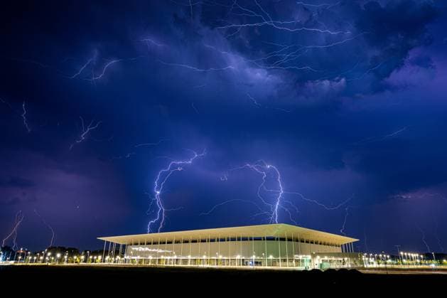 Bilder des Jahres 2024, News 08 August News Themen der Woche KW33 Croatia Lightnings Lightnings are seen over the city during a storm in Osijek, Croatia on Aougust 17, 2024.  BornaxJaksic PIXSELL