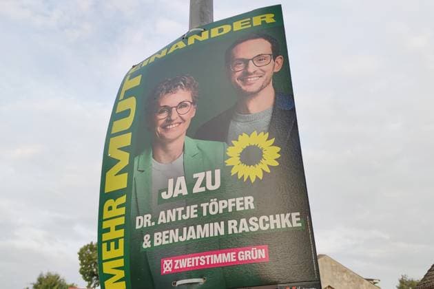 Brandenburg, Deutschland, 18.08.2024: Wahlplakate zur Landtagswahl: Grünen-Wahlplakat mit Antje Töpfer und Benjamin Raschke *** Brandenburg, Germany, 18 08 2024 Election posters for the state election Green Party election poster with Antje Töpfer and Benjamin Raschke Copyright: xdtsxNachrichtenagenturx dts_44524
