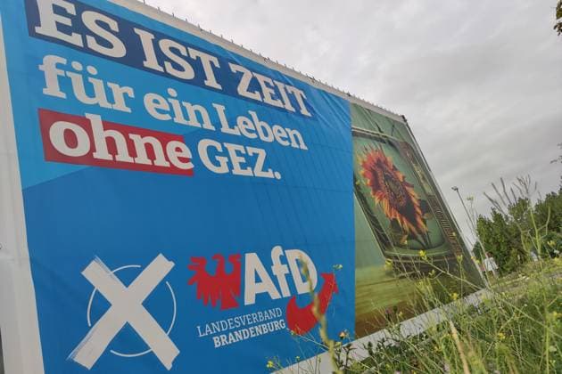 Brandenburg, Deutschland, 18.08.2024: Wahlplakate zur Landtagswahl: AfD-Wahlplakat mit der Aufschrift Es ist Zeit für ein Leben ohne GEZ *** Brandenburg, Germany, 18 08 2024 Election posters for the state election AfD election poster with the inscription Its time for a life without GEZ Copyright: xdtsxNachrichtenagenturx dts_44537