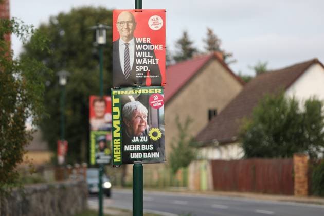 Brandenburg, Deutschland, 18.08.2024: Wahlplakate zur Landtagswahl: SPD-Plakat mit Dietmar Woidke ( Wer Woidke will wählt SPD ) und Grüne ( Ja zu mehr Bus und Bahn ) *** Brandenburg, Germany, 18 08 2024 Election posters for the state election SPD poster with Dietmar Woidke Whoever wants Woidke votes SPD and Greens Yes to more buses and trains Copyright: xdtsxNachrichtenagenturx dts_44552