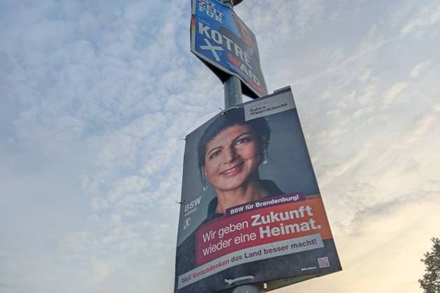 Brandenburg, Deutschland, 18.08.2024: Wahlplakate zur Landtagswahl: Wahlplakat von BSW mit Sahra Wagenknecht und AfD mit Lena Kotré *** Brandenburg, Germany, 18 08 2024 Election posters for the state election Election poster of BSW with Sahra Wagenknecht and AfD with Lena Kotré Copyright: xdtsxNachrichtenagenturx dts_44532