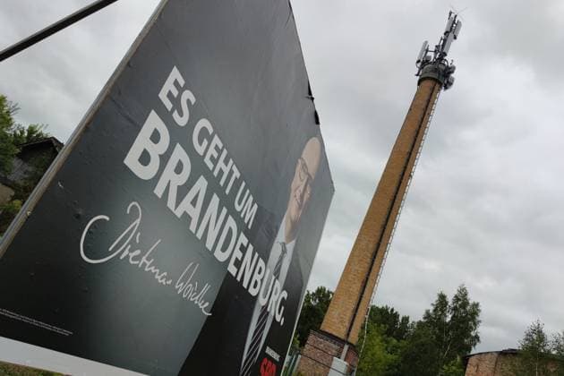 Brandenburg, Deutschland, 18.08.2024: Wahlplakate zur Landtagswahl: SPD-Wahlplakat mit Dietmar Woidke ( Es geht um Brandenburg ) in einem Dort, im Hintergrund ein Sendemast *** Brandenburg, Germany, 18 08 2024 Election posters for the state election SPD election poster with Dietmar Woidke Its about Brandenburg in a There, in the background a transmission mast Copyright: xdtsxNachrichtenagenturx dts_44550