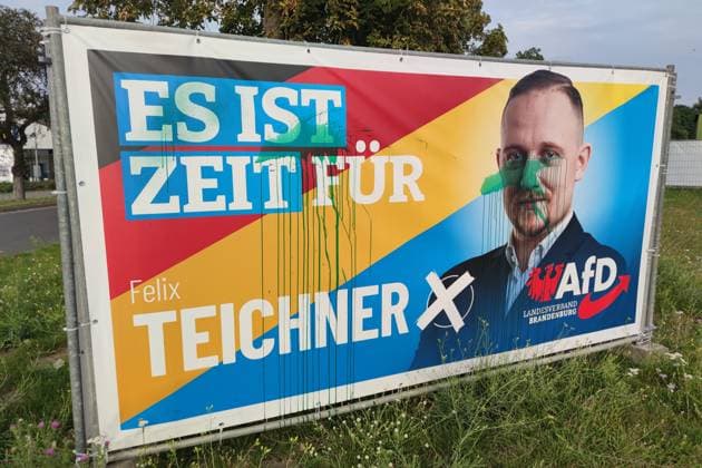 Angermünde, Brandenburg, Deutschland, 18.08.2024: Wahlplakate zur Landtagswahl: Besudeltes AfD-Wahlplakat mit Felix Teichner *** Angermünde, Brandenburg, Germany, 18 08 2024 Election posters for the state election Defiled AfD election poster with Felix Teichner Copyright: xdtsxNachrichtenagenturx dts_44558