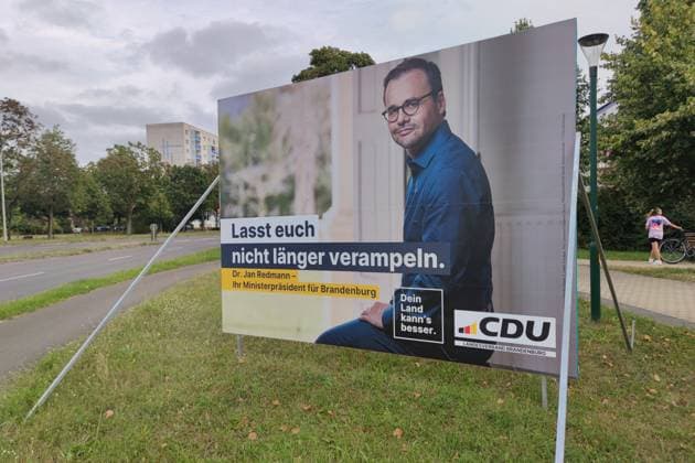 Schwedt, Brandenburg, Deutschland, 18.08.2024: Wahlplakate zur Landtagswahl: CDU-Wahlplakat mit Jan Redmann und dem Slogan Lasst euch nicht verampeln *** Schwedt, Brandenburg, Germany, 18 08 2024 Election posters for the state parliament election CDU election poster with Jan Redmann and the slogan Dont let yourselves be vamped up Copyright: xdtsxNachrichtenagenturx dts_44561
