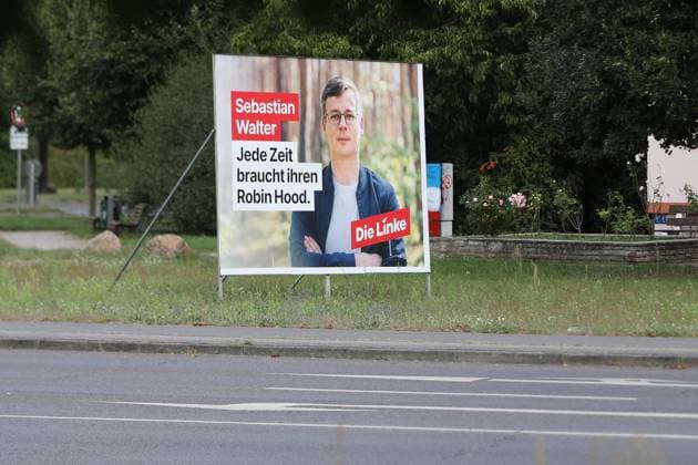 Schwedt, Brandenburg, Deutschland, 18.08.2024: Wahlplakate zur Landtagswahl: Linke-Wahlplakat mit Sebastian Walter und dem Slogan Jede Zeit braucht ihren Robin Hood *** Schwedt, Brandenburg, Germany, 18 08 2024 Election posters for the state election Left-wing election poster with Sebastian Walter and the slogan Every time needs its Robin Hood Copyright: xdtsxNachrichtenagenturx dts_44563