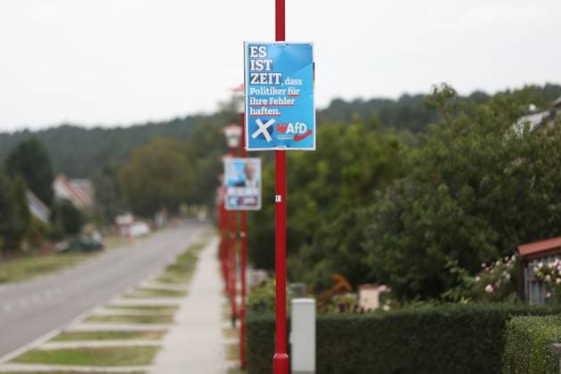 Brandenburg, Deutschland, 18.08.2024: Wahlplakate zur Landtagswahl: AfD-Wahlplakat mit der Aufschrift Es ist Zeit, dass Politiker für ihre Fehler haften *** Brandenburg, Germany, 18 08 2024 Election posters for the state election AfD Election poster with the inscription Its time for politicians to take responsibility for their mistakes Copyright: xdtsxNachrichtenagenturx dts_44572