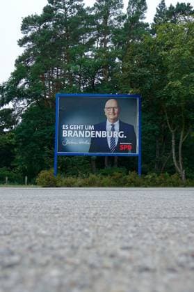Wahlplakat der SPD mit Dietmar Woidke Wahlplakat der SPD mit Dietmar Woidke, 18.08.2024, Borkheide, Brandenburg, Für eine Brandenburgwahl wurde ein Wahlkplakat der SPD mit Dietmar Woidke aufgestellt. *** Election poster of the SPD with Dietmar Woidke Election poster of the SPD with Dietmar Woidke, 18 08 2024, Borkheide, Brandenburg, For a Brandenburg election an election poster of the SPD with Dietmar Woidke was put up