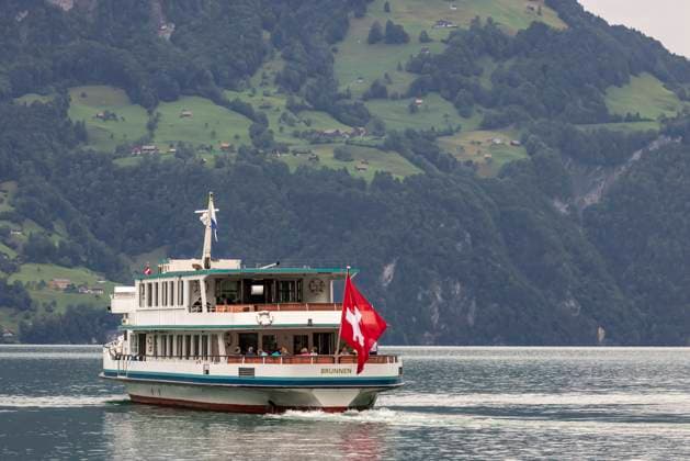Schiffsanlegestelle Flüelen am Urisee, einem Teil des Vierwaldstättersee. Ausflugsschiff BRUNNEN. 07.08.2024: Flüelen, Kanton Uri, Schweiz, Europa *** Flüelen landing stage on Lake Uri, part of Lake Lucerne Excursion boat BRUNNEN 07 08 2024 Flüelen, Canton Uri, Switzerland, Europe