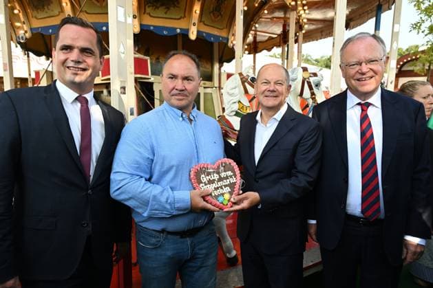 News Themen der Woche KW34 News Bilder des Tages 726.Stoppelmarkt - Olaf Scholz (Bundeskanzler der Bundesrepublik Deutschland) begeistert die Zuhörer 19.08.2024 - 726.Stoppelmarkt - Olaf Scholz (Bundeskanzler der Bundesrepublik Deutschland) begeistert die Zuhörer Bürgermeister Kristian Kater und Festredner Olaf Scholz (Bundeskanzler der Bundesrepublik Deutschland) rechts niedersächsischer Ministerpräsident Stephan-Peter Weil *** 726 Stoppelmarkt Olaf Scholz Federal Chancellor of the Federal Republic of Germany delights the audience 19 08 2024 726 Stoppelmarkt Olaf Scholz Federal Chancellor of the Federal Republic of Germany delights the audience Mayor Kristian Kater and keynote speaker Olaf Scholz Federal Chancellor of the Federal Republic of Germany on the right Lower Sax nordphoto GmbHxKokenge nordphoto GmbH Kokenge