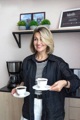 a businesswoman, blonde 45-50 years old, treats customers to bla Nizhegorodets, Nizhny Novgorod Oblast, Russia R_FBQW240805-1502264-01 ,model released, Symbolfoto