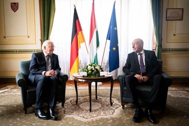News Themen der Woche KW34 News Bilder des Tages Sopron, Ungarn, 19.08.2024: Rathaus in Sopron: Steinmeier in Ungarn: Bundespräsident Frank-Walter Steinmeier im Rathaus in Sopron im Gespräch mit Ungarns Staatspräsident Tamás Sulyok am Rande der Gedenkveranstaltung zum 35. Jahrestag des Paneuropäischen Picknicks *** Sopron, Hungary, 19 08 2024 Sopron Town Hall Steinmeier in Hungary Federal President Frank Walter Steinmeier in conversation with Hungarian President Tamás Sulyok at Sopron Town Hall on the fringes of the commemorative event marking the 35th anniversary of the Pan-European Picnic Copyright: xSteins,xSandra BPA dtsxNachrichtenagenturx dts_44582
