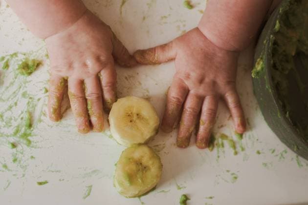Chubby messy baby hands on table exploring food London, England, United Kingdom R_LKZT240816-1514219-01 ,model released, Symbolfoto