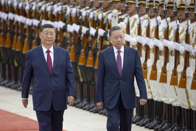 News Bilder des Tages China-Vietnam talks Vietnamese President To Lam (R) attends a welcoming ceremony along with Chinese President Xi Jinping at the Great Hall of the People in Beijing on Aug. 19, 2024. (Pool photo)  A14AA0003308542P