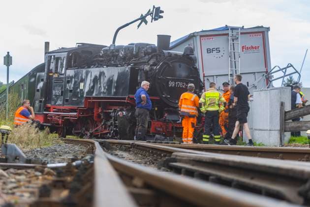 Bilder des Jahres 2024, News 08 August News Themen der Woche KW34 News Bilder des Tages Lokunfall Weißeritztalbahn Zu einem schweren Unfall zwischen ein Zug der Weißeritztalbahn und einem LKW aus dem Landkreis Mittelsachsen, kam es am Bahnübergang kurz vor dem Haltepunkt Dippoldiswalde. Dabei wurde die Dampflok, Baujahr 1933, aus den Gleisen gedrückt, es entstand ein Sachschaden in Millionenhöhe. Anwohner berichteten von einem explosionsartigen Knall. Dippoldiswalde Sachsen Deutschland *** Locomotive accident Weißeritztalbahn A serious accident between a train of the Weißeritztalbahn and a truck from the district of Central Saxony occurred at the level crossing shortly before the Dippoldiswalde stop The steam locomotive, built in 1933, was pushed off the tracks, causing property damage amounting to millions of euros Loc