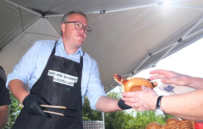 Wahlkampf CDU-Thüringen Wahlkampf mit CDU-Spitzenkandidat Mario Voigt vor der Landtagswahl in Thüringen. Bratwurstgrillen beim Unternehmensbesuch bei ETM International GmbH in Saalburg-Ebersdorf. *** CDU Thuringia election campaign Election campaign with CDU top candidate Mario Voigt ahead of the state election in Thuringia Bratwurst barbecue during company visit to ETM International GmbH in Saalburg Ebersdorf