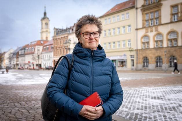 Sabine Zimmermann, Landesvorsitzende des BSW (Bündnis Sahra Wagenknecht) steht auf dem Markt in ihrem Wohnort Werdau am 16.01.2024. Sie tritt als Spitzenkandidatin zur Landtagswahl in Sachsen am 01. September 2024 an. Werdau Sachsen Deutschland *** Sabine Zimmermann, state chairwoman of the BSW Alliance Sahra Wagenknecht stands at the market in her home town of Werdau on 16 01 2024 She is standing as a top candidate for the state election in Saxony on September 01, 2024 Werdau Saxony Germany