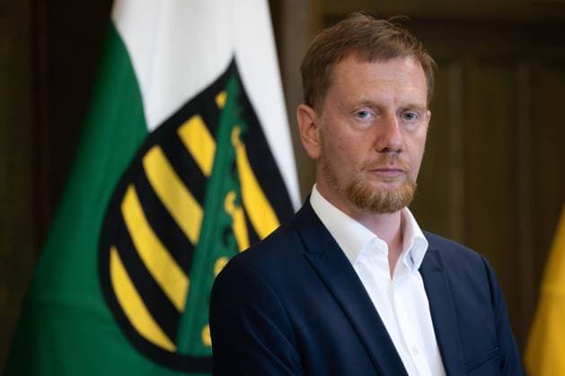 Der sächsische Ministerpräsident Michael Kretschmer (CDU) steht vor einer sächsischen Landesflagge mit dem Landeswappen bei einem Termin in Chemnitz am 15.08.2024. Am 01. September 2024 wird in Sachsen ein neuer Landtag gewählt. Chemnitz Sachsen Deutschland *** The Saxon Prime Minister Michael Kretschmer CDU stands in front of a Saxon state flag with the state coat of arms at an appointment in Chemnitz on 15 August 2024 A new state parliament will be elected in Saxony on 01 September 2024 Chemnitz Saxony Germany