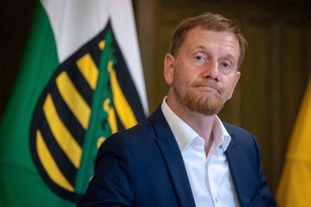 Der sächsische Ministerpräsident Michael Kretschmer (CDU) steht vor einer sächsischen Landesflagge mit dem Landeswappen bei einem Termin in Chemnitz am 15.08.2024. Am 01. September 2024 wird in Sachsen ein neuer Landtag gewählt. Chemnitz Sachsen Deutschland *** The Saxon Prime Minister Michael Kretschmer CDU stands in front of a Saxon state flag with the state coat of arms at an appointment in Chemnitz on 15 August 2024 A new state parliament will be elected in Saxony on 01 September 2024 Chemnitz Saxony Germany