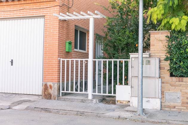 A 20-year-old man was arrested as the alleged perpetrator of the murder of the 11-year-old boy in Mocejón Toledo Facade of the house where the alleged murderer was arrested, on 19 August 2024, in Mocejón, Toledo, Castilla La Mancha Spain A 20-year-old man was arrested on Monday, August 19, 2024 in Mocejón, Toledo, Castilla La Mancha Spain, 19 August, for an alleged murder after killing an 11 year old boy in the town of Mocejon, Toledo on Sunday, August 18 19 AUGUST 2024 Mocejon, Toledo, Castilla La Mancha Mocejon, Toledo, Castilla La Mancha Spain Copyright: xJuanxMorenox 6163928