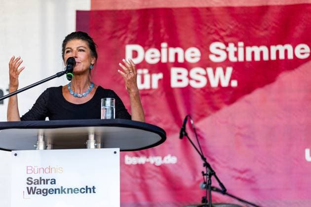 19.08.2024, GER, News Politk, BSW Buendnis Sahra Wagenknecht Wahlkampf Im Bild Sahra Wagenknecht Sahra kommt! Thüringer Wahlkampftour-BSW Buendnis Sahra Wagenknecht auf dem Eisenacher Markt gemeinsam mit Katja Wolf (Spitzenkandidatin des Buendnisses Sahra Wagenknecht in Thueringen und langjaehrige Oberbuergermeisterin von Eisenach) sowie Steffen Schuetz, Steffen Quasebarth und Oskar Lafontaine. 99817 Eisenach Markt Marktplatz Thüringen Deutschland *** 19 08 2024, GER, News Politics, BSW Alliance Sahra Wagenknecht Election campaign In the picture Sahra Wagenknecht Sahra comes Thuringian election campaign tour BSW Alliance Sahra Wagenknecht on the Eisenach market together with Katja Wolf top candidate of the Alliance Sahra Wagenknecht