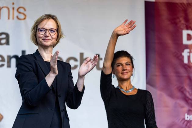 19.08.2024, GER, News Politk, BSW Buendnis Sahra Wagenknecht Wahlkampf Im Bild Katja Wolf, im Hintergrund Sahra Wagenknecht Sahra kommt! Thüringer Wahlkampftour-BSW Buendnis Sahra Wagenknecht auf dem Eisenacher Markt gemeinsam mit Katja Wolf (Spitzenkandidatin des Buendnisses Sahra Wagenknecht in Thueringen und langjaehrige Oberbuergermeisterin von Eisenach) sowie Steffen Schuetz, Steffen Quasebarth und Oskar Lafontaine. 99817 Eisenach Markt Marktplatz Thüringen Deutschland *** 19 08 2024, GER, News Politics, BSW Alliance Sahra Wagenknecht Election campaign In the picture Katja Wolf, in the background Sahra Wagenknecht Sahra comes Thuringian election campaign tour BSW Alliance Sahra Wagenknecht on the Eisenach market together with Ka