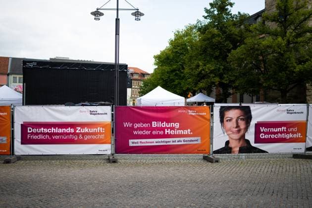 BSW WAHLKAMPFVERANSTALTUNG IN EISENACH 19 08 2024 - Eisenach: Wahlplakate an Bauzäunen schirmen den Backstagebereich ab. Wahlkampfveranstaltung zur Landtagswahl in Thüringen des Bündnis Sahra Wagenknecht (BSW) auf dem Eisenacher Marktplatz am 19. August 2024. _________________ *** BSW ELECTION CAMPAIGN EVENT IN EISENACH 19 08 2024 Eisenach Election posters on construction fences shield the backstage area Election campaign event for the state election in Thuringia of the Sahra Wagenknecht BSW alliance on the Eisenach market square on August 19, 2024