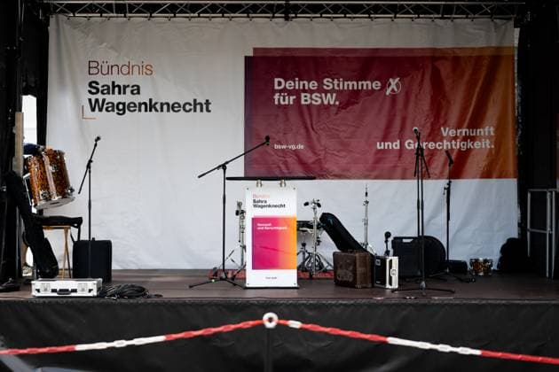 BSW WAHLKAMPFVERANSTALTUNG IN EISENACH 19 08 2024 - Eisenach: Die leere Bühne vor Beginn der Veranstaltung. Wahlkampfveranstaltung zur Landtagswahl in Thüringen des Bündnis Sahra Wagenknecht (BSW) auf dem Eisenacher Marktplatz am 19. August 2024. _________________ *** BSW ELECTION CAMPAIGN EVENT IN EISENACH 19 08 2024 Eisenach The empty stage before the start of the event Election campaign event for the state election in Thuringia of the Sahra Wagenknecht BSW alliance on the Eisenach market square on August 19, 2024