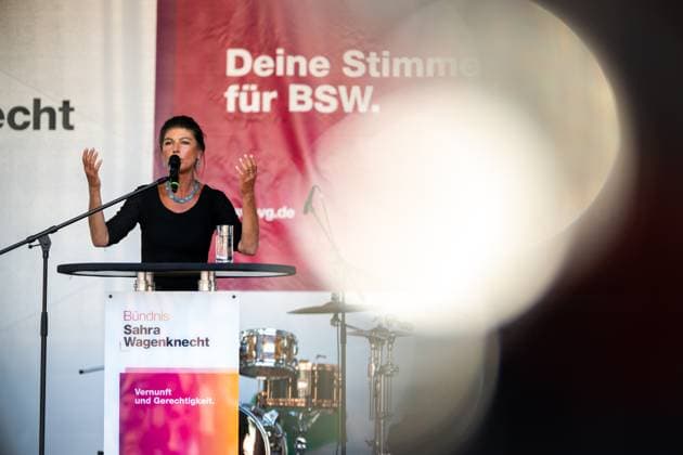 BSW WAHLKAMPFVERANSTALTUNG IN EISENACH 19 08 2024 - Eisenach: Die Bundesvorsitzende des BSW, Sahra Wagenknecht, während ihrem Auftritt auf der Bühne. Wahlkampfveranstaltung zur Landtagswahl in Thüringen des Bündnis Sahra Wagenknecht (BSW) auf dem Eisenacher Marktplatz am 19. August 2024. _________________ *** BSW ELECTION CAMPAIGN EVENT IN EISENACH 19 08 2024 Eisenach The federal chairwoman of the BSW, Sahra Wagenknecht, during her appearance on stage at the election campaign event for the state election in Thuringia of the Sahra Wagenknecht BSW alliance on the Eisenach market square on August 19, 2024