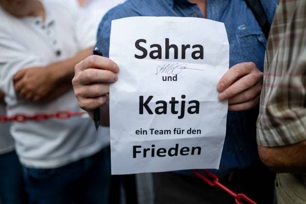 BSW WAHLKAMPFVERANSTALTUNG IN EISENACH 19 08 2024 - Eisenach: Ein Teilnehmer mit einem Plakat mit der Aufschrift Sahra und Katja ein Team für den Frieden. Wahlkampfveranstaltung zur Landtagswahl in Thüringen des Bündnis Sahra Wagenknecht (BSW) auf dem Eisenacher Marktplatz am 19. August 2024. _________________ *** BSW ELECTION CAMPAIGN EVENT IN EISENACH 19 08 2024 Eisenach A participant with a poster with the inscription Sahra and Katja a team for peace Election campaign event for the state election in Thuringia of the Sahra Wagenknecht BSW alliance on the Eisenach market square on August 19, 2024
