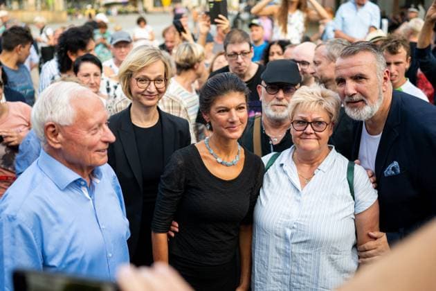 BSW WAHLKAMPFVERANSTALTUNG IN EISENACH 19 08 2024 - Eisenach: Oskar Lafontaine, die Direktkandidatin und Vorsitzende des BSW Thüringen, Katja Wolf, die Bundesvorsitzende des BSW, Sahra Wagenknecht, und der Vorsitzende BSW Thüringen, Steffen Schütz, mit Gästen der Veranstaltung. Wahlkampfveranstaltung zur Landtagswahl in Thüringen des Bündnis Sahra Wagenknecht (BSW) auf dem Eisenacher Marktplatz am 19. August 2024. _________________ *** BSW ELECTION CAMPAIGN EVENT IN EISENACH 19 08 2024 Eisenach Oskar Lafontaine, the direct candidate and chairwoman of the BSW Thuringia, Katja Wolf, the federal chairman of the BSW, Sahra Wagenknecht, and the chairman of the BSW Thuringia, Steffen Schütz, with guests at the election campaign event for