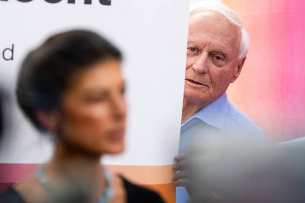 Entertainment Bilder des Tages BSW WAHLKAMPFVERANSTALTUNG IN EISENACH 19 08 2024 - Eisenach: Die Bundesvorsitzende des BSW, Sahra Wagenknecht, gibt ein Pressestatement. Währenddessen schaut ihr Mann Oskar Lafontaine hinter einem Rollup hervor und beobachtet die Situation. Wahlkampfveranstaltung zur Landtagswahl in Thüringen des Bündnis Sahra Wagenknecht (BSW) auf dem Eisenacher Marktplatz am 19. August 2024. _________________ *** BSW ELECTION CAMPAIGN EVENT IN EISENACH 19 08 2024 Eisenach The federal chairwoman of the BSW, Sahra Wagenknecht, gives a press statement Meanwhile, her husband Oskar Lafontaine looks out from behind a roll-up and observes the situation Election campaign event for the state election in Thuringia of the Sahra Wagenknecht BSW alliance on the
