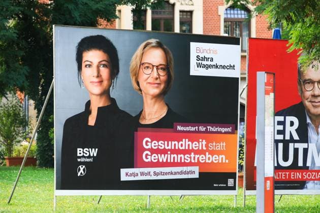 Sahra kommt! BSW Thüringer Wahlkampf Auftakt Eisenach, 19.08..2024 Plakate in Eisenach beim Thüringer BSW Wahlkapfauftakt in Eisenach Foto: Matthias Gränzdörfer Thüringen Germany *** Sahra comes BSW Thuringian election campaign kick-off Eisenach, 19 08 2024 Posters in Eisenach at the Thuringian BSW election campaign kick-off in Eisenach Photo Matthias Gränzdörfer Thuringia Germany Copyright: xMatthiasxGränzdörferx