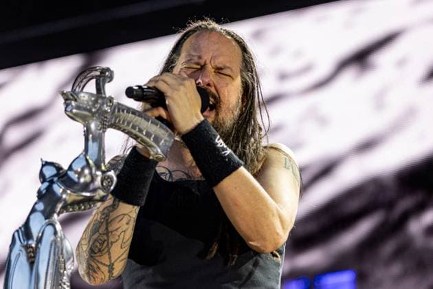 Entertainment Themen der Woche KW34 Entertainment Bilder des Tages Korn - Kunst!Rasen Bonn Gronau 2024 - 19.08.2024 (EDITORIAL ONLY) Jonathan DAVIS (Gesang) von der US amerikanischen Metal Band KORN beim Live Auftritt auf der Kunst!Rasen Bühne - Der Kunst!Rasen in Bonn Gronau ist eine beliebte Sommer Open Air Konzertreihe am Rande der Rheinaue am Bonner Rheinufer. 19.08.2024 Bonn Gronau Nordrhein-Westfalen Deutschland *** Korn Kunst Rasen Bonn Gronau 2024 19 08 2024 EDITORIAL ONLY Jonathan DAVIS Vocals by US metal band KORN performing live on the Kunst Rasen stage The Kunst Rasen in Bonn Gronau is a popular summer open air concert series on the edge of the Rheinaue on the banks of the Rhine in Bonn 19 08 2024 Bonn Gronau Nordrhein Westfalen Germany Copyright: xBonn.digitalx xMarcxJohnx